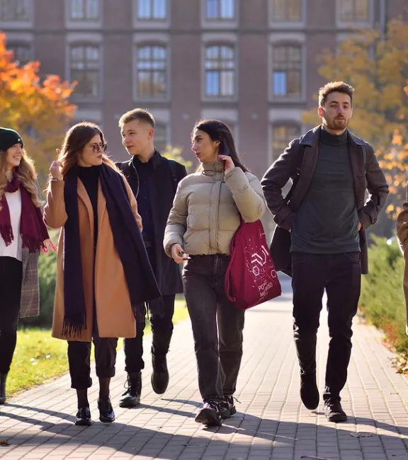 Studenci przed budynkiem Politechniki